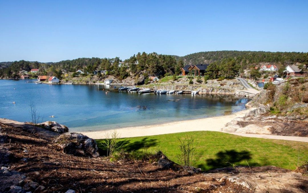 Stranden på Oftenes oppgraderes med skjellsand.